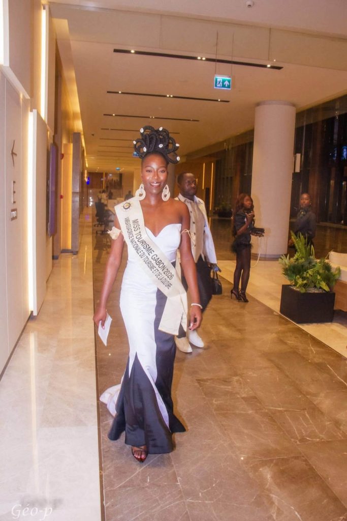 Elle est la Miss Tourisme Gabon 2026 . Lysiane Aurore Mbiri était l&rsquo;invitée VIP de Doriane Lee . C. Sa sublime ténue à été coupée par la maison 3 point…