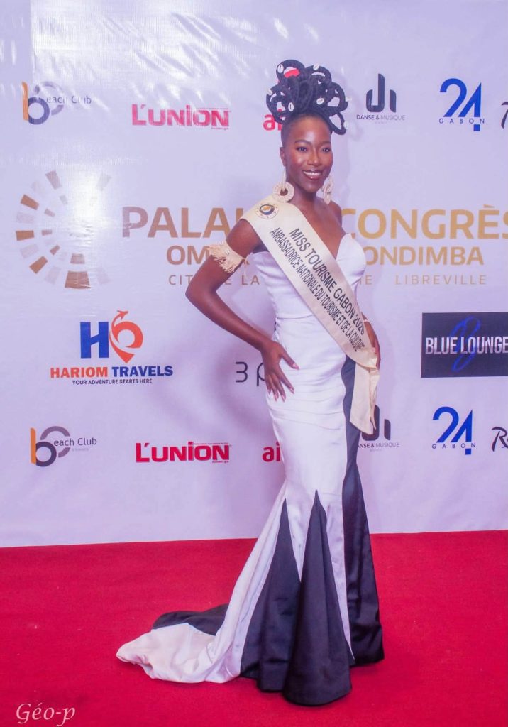 Elle est la Miss Tourisme Gabon 2026 . Lysiane Aurore Mbiri était l&rsquo;invitée VIP de Doriane Lee . C. Sa sublime ténue à été coupée par la maison 3 point…