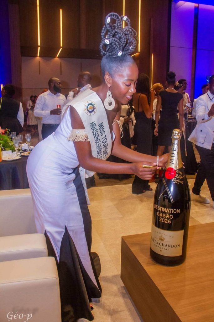 Elle est la Miss Tourisme Gabon 2026 . Lysiane Aurore Mbiri était l&rsquo;invitée VIP de Doriane Lee . C. Sa sublime ténue à été coupée par la maison 3 point…