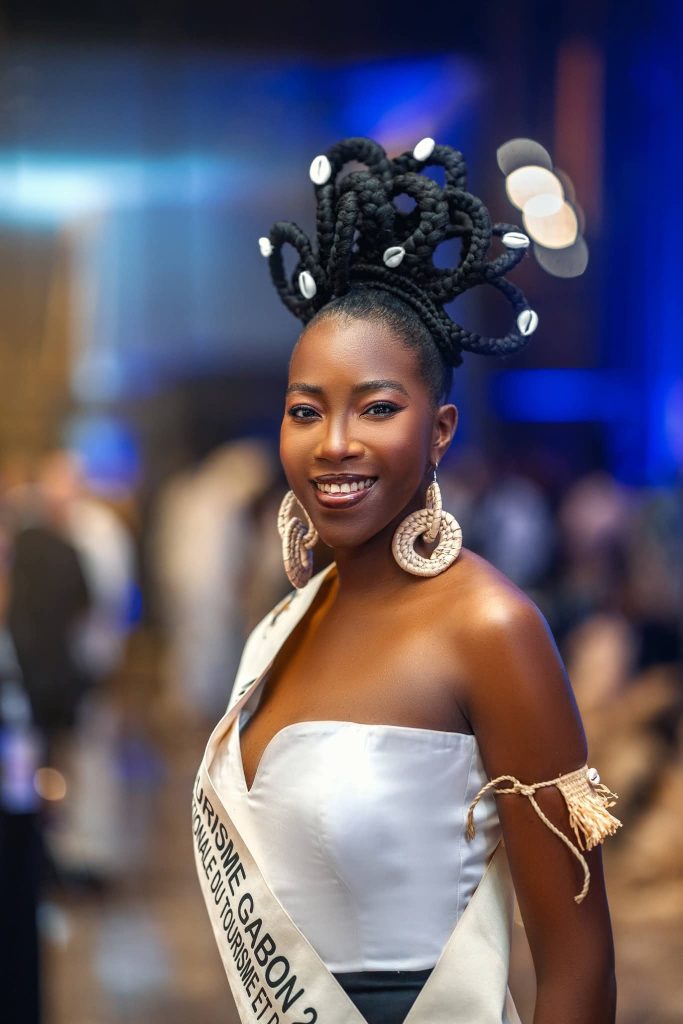 Elle est la Miss Tourisme Gabon 2026 . Lysiane Aurore Mbiri était l&rsquo;invitée VIP de Doriane Lee . C. Sa sublime ténue à été coupée par la maison 3 point…
