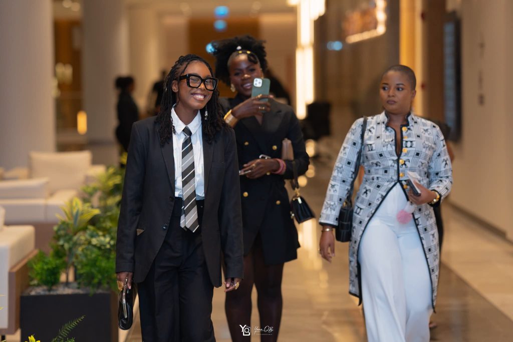 Destination Gabao…. Le Gabon bien Baooo
C&rsquo;est avec brio 
Que le Gabon s&rsquo;est mis en haut… 
Franchement sortis de l&rsquo;édition 6 du Sameau,le photojournaliste Désirey Minkoh 
Lors de sa formation l&rsquo;a dit bien haut… 
Gardez bien vos ruches car demain on ne sais jamais. 
Ici nous saluons ces artistes. Ceux là qui donnent le ton. 
Ceux la qui immortalisent nos instants… Les photographes. 
Yann OB, Meziane Claude Jeffrey Géo Franck et bien d&rsquo;autres. Prenons la peine de prendre leur autorisation avant tout exploitation. Ils sont Gabonais Oui ils ne dirons pas non… Toutefois signons leurs chefs d&rsquo;oeuvres. La maison trois points lors de ses 10 ans à pu mettre la barre haute… Le Gabon a brillé de mille feux. Et, nous étions là.