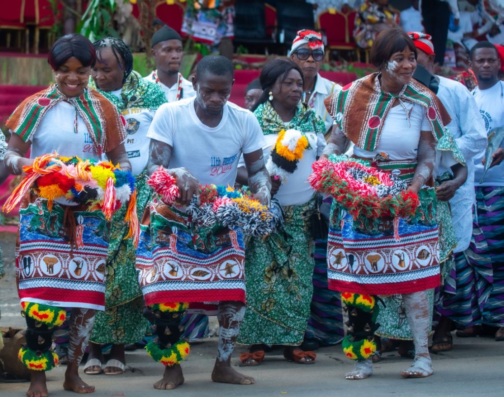 Grace ewang ngobiesalaka — Le projet ewasu: le sud ouest cameroun autour d’un tissu fédérateur
