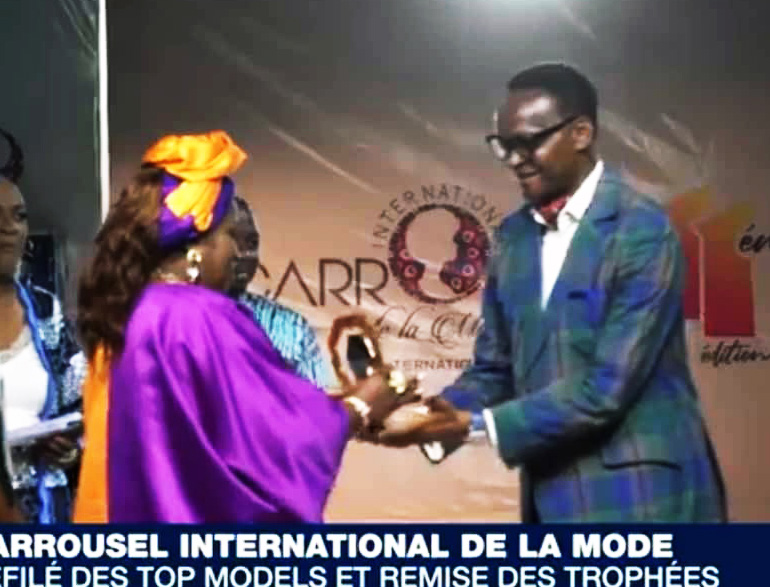 Le carrousel international — De la mode apres 10 ans se reinvente