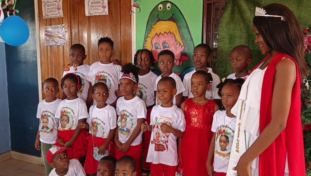 Cérémonie d’arbre de — Noel de marelle de nos enfants